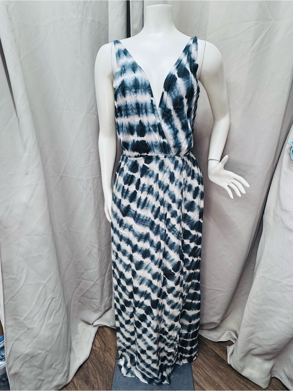 Elan Black and White Tie-Dye V-Neck Long Sleeve Maxi Dress